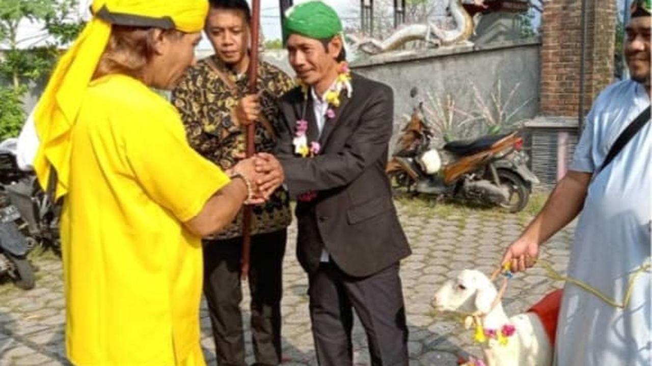 Proses pernikahan pria gresik dengan kambing betina (Liputan6.com/Istimewa)