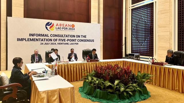 Pertemuan Troika antara Indonesia, Laos dan Malaysia yang fokus membahas isu Myanmar di sela-sela rangkaian kegiatan pertemuan menlu ASEAN di Vientiane, Laos, Rabu (24/7/2024). (Dok. Kemlu RI)