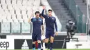 Gelandang Lazio, Joaquin Correa (kanan) berselebrasi usai mencetak gol ke gawang Juventus pada pertandingan lanjutan Liga Serie A Italia di Stadion Allianz Turin, Italia, Minggu (7/3/2021). Lazio tetap tertahan di peringkat tujuh dengan poin 43. (Tano Pecoraro/LaPresse via AP)