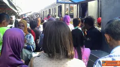 Citizen6, Bojong Gede: Stasiun Bojong Gede padat merayap akibat penumpang KA yang ingin menuju Bogor harus melanjutkan dengan menaiki angkot. Hal ini sempat membuat kemacetan panjang berjam-jam menuju Stasiun Bojong Gede. (Pengirim: Bli Made)