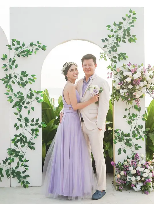 <p>Menghadiri pernikahan artis Shella Esti di Bali, baru-baru ini, Shandy Aulia membawa serta suami, David Herbowo, dan putri tercinta yakni Claire Herbowo. Momen ini rupanya bikin bintang film Eiffel I&rsquo;m In Love terkenang masa ketika melepas masa lajang. Shandy Aulia mengunggah sejumlah foto bersama suami seraya merefleksi 11 tahun berumah tangga. (Foto: Dok. Instagram @shandyaulia)</p>