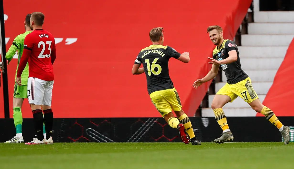 Pemain Southampton, Stuart Armstrong (kanan) berselebrasi usai mencetak gol ke gawang Manchester United pada pertandingan lanjutan Liga Inggris di Old Trafford di Manchester, Inggris (13/7/2020). MU bermain imbang 2-2 atas  Southampton. (AP Photo/Peter Powell,Pool)