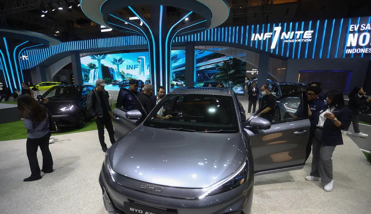 Sebagai informasi, IIMS 2026 diikuti lebih dari 180 brand otomotif dan industri pendukung, termasuk 35 merek kendaraan roda empat dan 26 merek roda dua. Tampak dalam foto, pengunjung melihat-lihat mobil yang dipamerkan saat International Motor Show (IIMS) 2026 di JIExpo Kemayoran, Jakarta, Kamis (5/2/2026). (Kapanlagi.com/Budy Santoso)