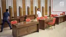 Petugas menata ruangan yang akan digunakan untuk pendaftaran Caleg di Gedung KPU RI, Jakarta, Selasa, (3/7). KPU RI mempersiapkan ruangan untuk pendaftaran Calon Legislatif DPR RI yang berlangsung mulai tanggal 4-17 Juli. (Liputan6.com/Faizal Fanani)