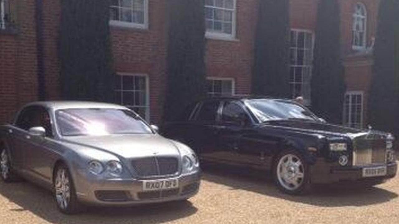 Sepasang Mobil Mewah Peliharaan Elton John Dilego