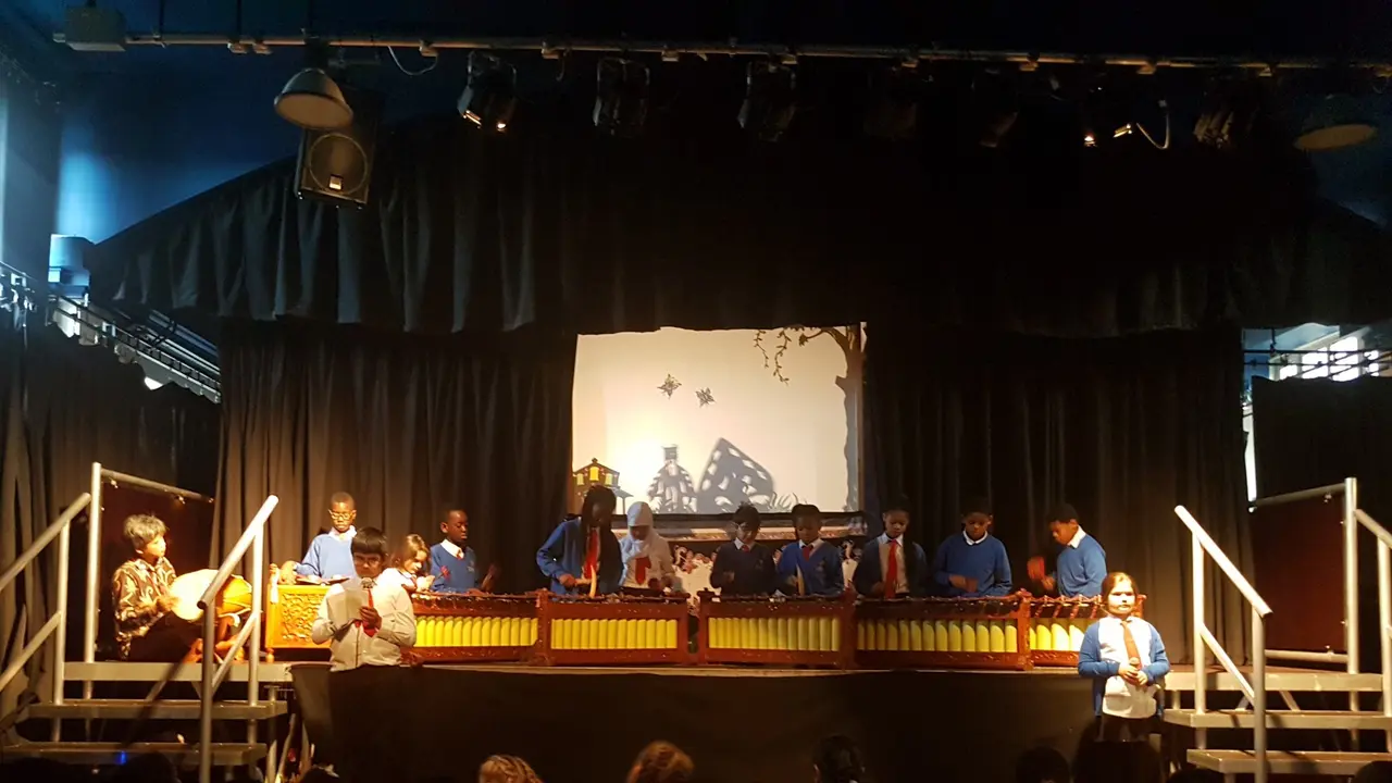 Siswa-siswi Tollgate Primary School, London, saat memainkan gamelan dan wayang