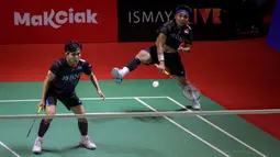 Ganda putri Indonesia, Apriyani Rahayu/Siti Fadia Silva Ramadhanti berusaha mengembalikan bola ke arah lawannya, pasangan Belanda, Debora Jille/Cheryl Seinen pada laga babak 32 besar Daihatsu Indonesia Masters 2024 di Istora Senayan, Jakarta, Selasa (23/1/2024). Apriyani Rahayu/Siti Fadia Silva Ramadhanti kalah dua game langsung 14-21, 17-21. (Bola.com/Bagaskara Lazuardi)