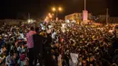 Rakyat menyambut kedatangan Presiden baru Gambia, Adama Barrow yang berada di atas mobil di Westfield, Gambia, Kamis (26/1). Barrow berlindung di Senegal setelah mengalahkan saingannya, Yahya Jammeh, presiden sebelumnya.  (AP Photo/Sylvain Cherkaoui)