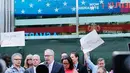 Pengawas Kota New York Scott Stinger mengemukakan pendapatnya saat demonstrasi di Times Square, Rabu (26/7). Kebijakan kontroversial Donald Trump mengejutkan berbagai pihak, yang mana sebelumnya ia bersumpah memperjuangkan kaum LGBT (AP/Frank Franklin II)