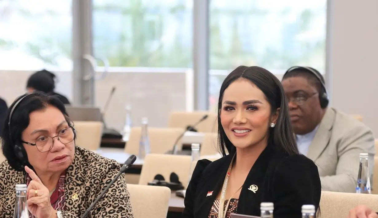 Seperti biasa, Krisdayanti mengusung sentuhan khas Indonesia pada penampilannya selama berkunjung ke Bahrain. [Foto: IG/krisdayantilemos].