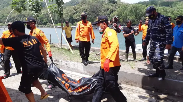 Pencarian korban tenggelam di Muara Logending, Kebumen. (Foto: Liputan6.com/Basarnas)