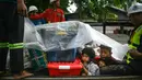 Petugas penyelamat mengevakuasi warga yang terkena dampak banjir usai terjangan Topan Yagi di Taungoo, wilayah Bago, Myanmar, pada Kamis 12 September 2024. (Sai Aung MAIN/AFP)