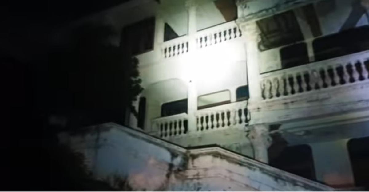 Bak Istana, Rumah Miliarder Tiga Lantai Terbengkalai