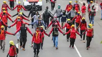 Massa dari berbagai elemen buruh berunjuk rasa di kawasan Patung Kuda, Jakarta, Kamis (22/10/2020). Dalam aksi yang digelar bertepatan dengan setahun pemerintahan Presiden Joko Widodo-Wapres Ma'ruf Amin itu massa meminta dikeluarkannya Perppu pencabutan UU Cipta Kerja. (Liputan6.com/Faizal Fanani)