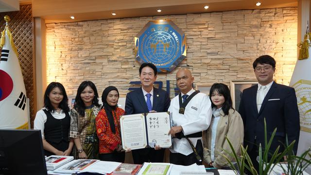 CdM Indonesia di Paralimpiade 2024 Reda Manthovani Dapat Gelar Grand Master Taekwondo