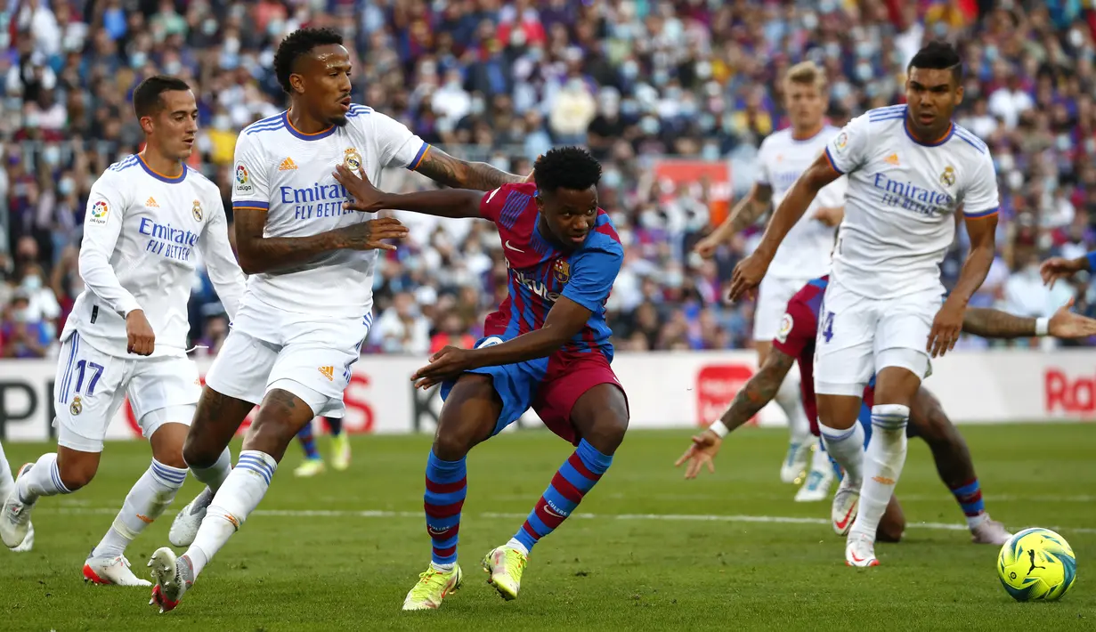 Pada menit ke-73 Barcelona kembali memperoleh peluang melalui Ansu Fati. Usai menerima umpan dari Sergino Dest, ia melepaskan tembakan yang masih melebar dari sasaran. (AP/Joan Monfort)