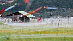 Pemasangan jaring juga untuk melindungi tanaman padi sehingga hasil panen tidak menurun. (CHAIDEER MAHYUDDIN/AFP)