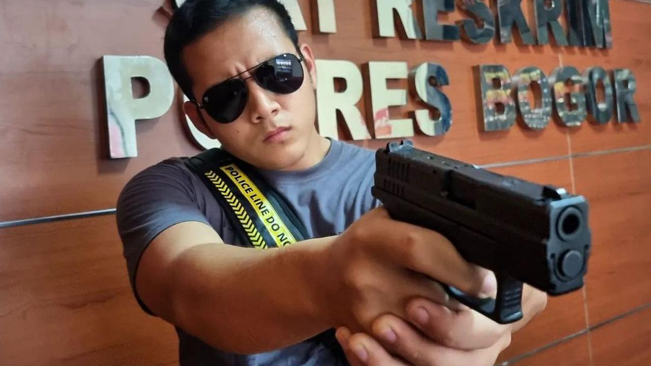 Baru-baru ini, Iptu Hafiz membagikan momen saat datang ke sebuah undangan acara pernikahan. Tidak sendiri, kali ini Ia ditemani oleh sang kekasih tercinta Angela Adinda Nurrina Perkasa Hendropriyono. <br>