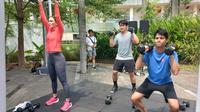 Luna Maya, Kevin Austin, dan Maxime Bouttier mengikuti HIIT di Uniqlo In Motion 2026 yang digelar di Senayan Park, Jakarta, Sabtu (9/5/2026). (Bola.com/Hery Kurniawan)