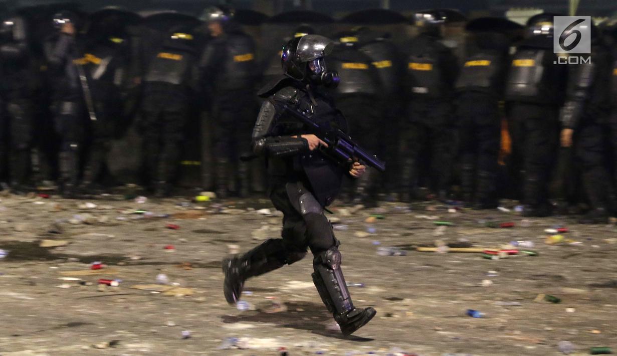 Personil Kepolisian dari satuan Brimob bersiap menghalau massa yang berlaku anarkis di sekitar depan Gedung Bawaslu, Jalan MH Thamrin, Jakarta, Rabu (22/5/2019). Aksi unjuk rasa yang dimotori GNKR berakhir ricuh. (Liputan6.com/HelmiFithriansyah)