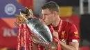 Dalam daftar 10 besar pemain dengan penampilan terbanyak di Liga Inggris sejak English Premier League (EPL) digulirkan pada musim 1992/1993, tercatat hanya ada 5 pemain yang mampu mempersembahkan trofi Liga Inggris bersama klub yang dibelanya, sementara lima lainnya belum sekalipun meraihnya, bahkan hingga sang pemain pensiun. Siapa saja sih kelima pemain dalam daftar 10 besar penampilan terbanyak di Liga Inggris yang sukses meraih trofi Liga Inggris? Simak uraiannya berikut ini. (AFP/Paul Ellis)
