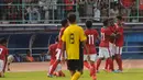 Timnas U-19 Indonesia membekuk Semen Padang U-21 (2-1) pada laga uji coba di Stadion Singaperbangsa, Jawa Barat, (6/3/2015). Timnas U-19 Indonesia melakukan selebrasi usai Daniel Asmuruf membobol gawang Semen Padang U-21. (Liputan6.com/Helmi Fithriansyah)