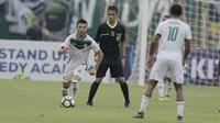 Pemain PSMS, Samuel Sibatuara, saat pertandingan melawan Persebaya pada laga perempat final Piala Presiden di Stadion Manahan, Solo, Sabtu, (3/2/2018). PSMS menang adu penalti atas Persebaya dengan skor 4-3. (Bola.com/M Iqbal Ichsan)