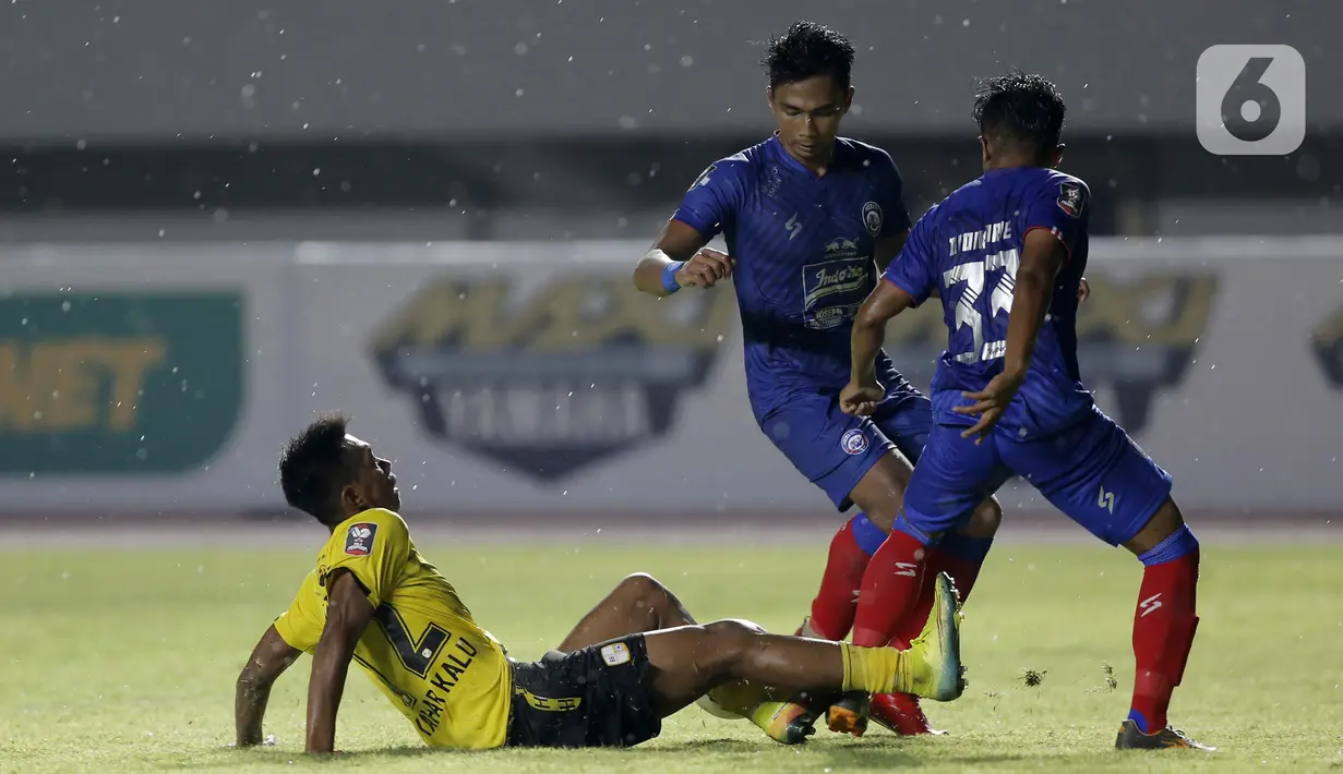 Pemain Barito Putera Kahar (kiri) berebut bola dengan pemain Arema FC Bagas Adi Nugroho dan Didik Ariyanto (kanan) dalam pertandingan babak penyisihan Piala Menpora 2021 di Stadion Manahan, Solo, Kamis (25/3/2021). Arema FC kalah 1-2. (Bola.com/Arief Bagus)