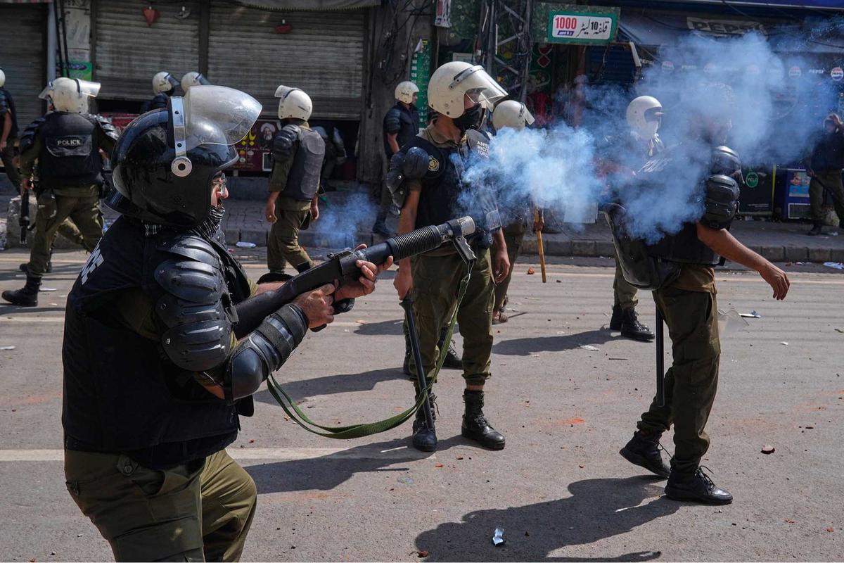 FOTO: Suasana Memanas di Lahore: Pendukung TLP Bentrok dengan Polisi Jelang Pawai Pro-Palestina