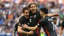 Gelandang Kroasia Luka Modric (tengah) berselebrasi dengan rekan satu timnya usai mencetak gol lewat titik penalti ke gawang Prancis pada laga keempat Grup A1 UEFA Nations League 2022/2023 di Stade de France di Saint-Denis, di Paris, Selasa (14/6/2022). Kroasia menang tipis atas Prancis 1-0.  (AFP/Franck Fife)