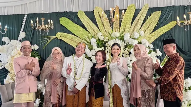 Prilly Latuconsina saat Hadir di Pernikahan Fansnya pakai kebaya. [@prillylatuconsina96]