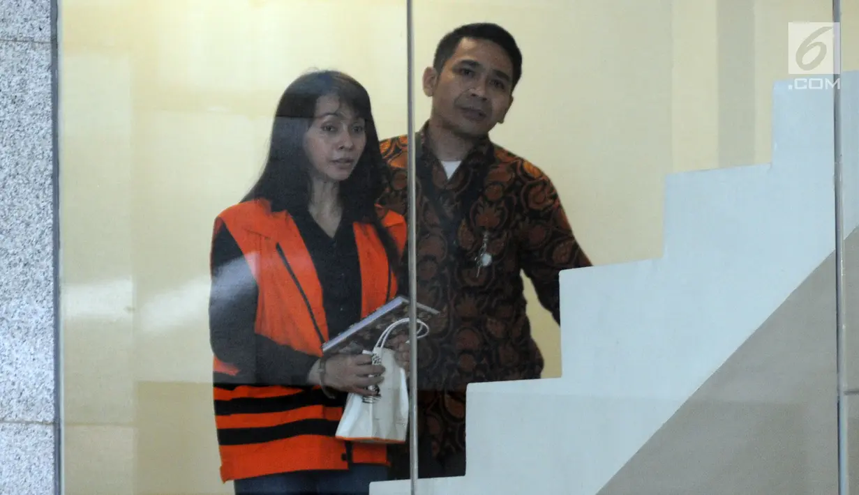 Bupati nonaktif Kepulauan Talaud Sri Wahyumi Maria Manalip saat akan menjalani pemeriksaan di Gedung KPK, Jakarta, Jumat (5/7/2019). Sri Wahyumi diperiksa sebagai tersangka terkait dugaan suap pengadaan barang di Kabupaten Kepulauan Talaud Tahun Anggaran 2019. (merdeka.com/Dwi Narwoko)
