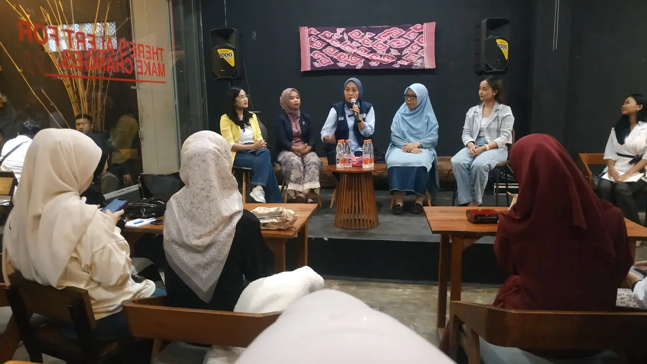 Calon Wakil Bupati Luthfianisa Putri Karlina, dalam Bincang santai ‘Perempuan Memilih pada Pilkada Garut 2024’, Jumat (26/10/2024) malam. (Liputan6.com/Jayadi Supriadin)