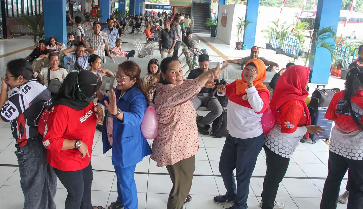 Warga nan tergabung dalam Paguyuban Terminal Bus Kampung Rambutan mengikuti lomba jogged balon jelang  peringatan HUT ke-81 Kemerdekaan Republik Indonesia di Terminal Kampung Rambutan, Jakarta, Rabu, 12 Agustus 2026. (KLY/Arie Basuki)
