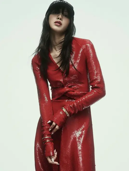 Dengan dress sequin merah, ia terlihat begitu edgy dengan tambahan baseball cap yang dikenakannya. [Foto: Instagram/ Elle USA]