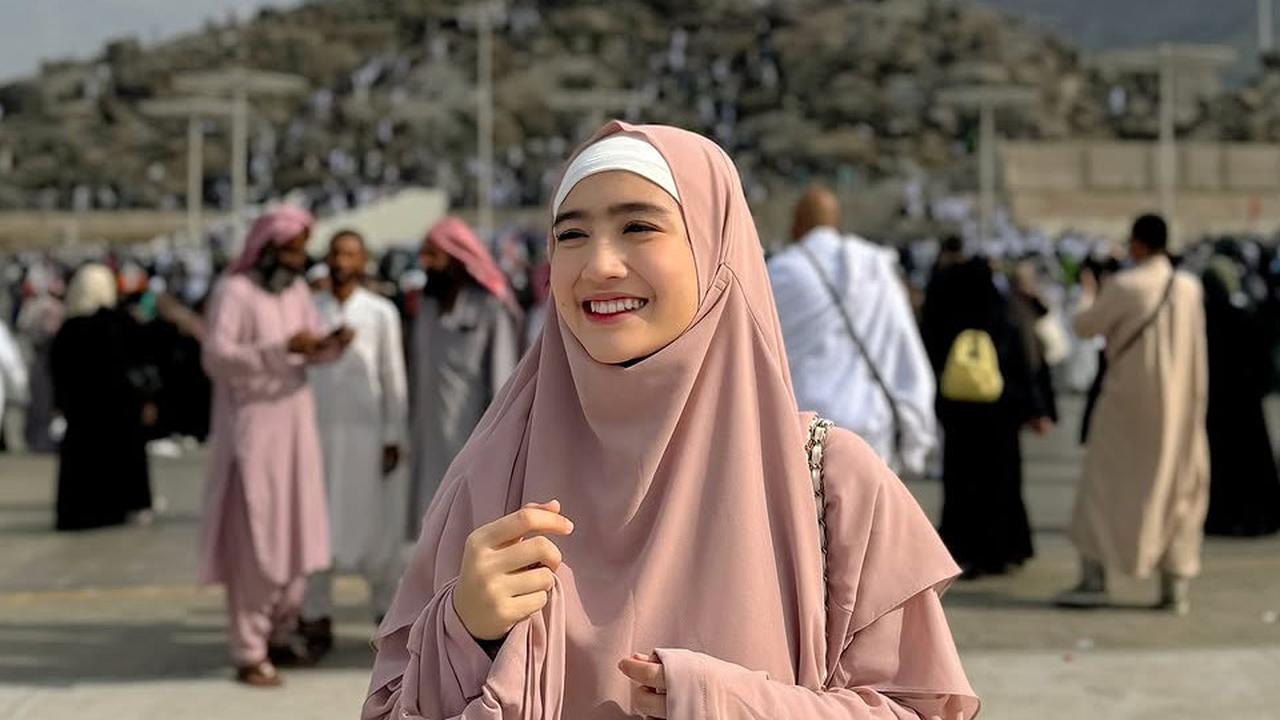 Jalani Ibadah Umrah, 4 Potret Febby Rastanty Tampil Syar'i dalam Balutan Gamis Curi Atensi