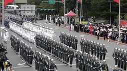 Pasukan penjaga kehormatan militer mengambil bagian dalam perayaan Hari Nasional Taiwan di depan Kantor Kepresidenan di Taipei, (10/10/2014). (REUTERS/Pichi Chuang)