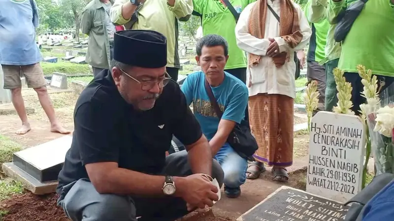 Rano Karno di Makam Aminah Cendrakasih