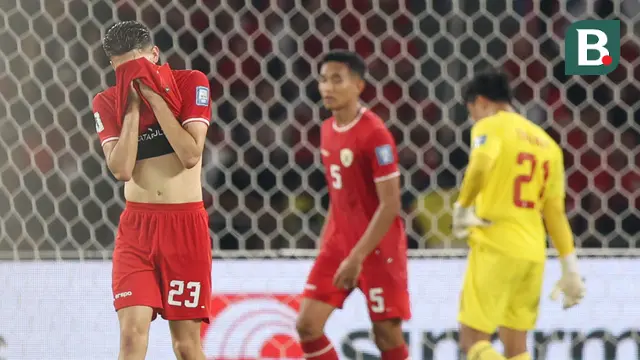 Foto: Penuh Kecewa, Pemain Timnas Indonesia Tertunduk di Depan Ribuan Suporter Garuda