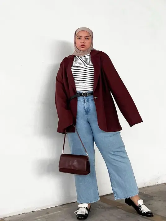 Kamu juga bisa menggunakan celana kulot jeans. Agar tubuh terlihat proporsional, kamu bisa pakai oversized shirt. (Instagram/iyzaaryff).