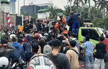 Fakta Unik: Gerbang DPR Nyaris Jebol, TNI Persuasif Hadapi Unjuk Rasa DPR di Tengah Hujan