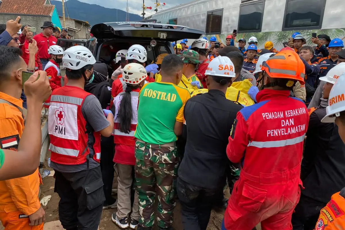 Prajurit Yonif 330 Tri Dharma Divif 1 Kostrad turut terlibat membantu proses evakuasi pasca terjadinya insiden tabrakan antara KA Turangga relasi Surabaya Gubeng – Bandung dengan Commuterline Bandung Raya (Istimewa)