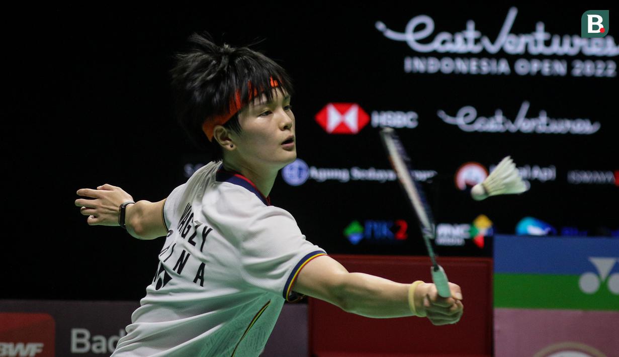 Cina mendominasi partai final East Ventures Indonesia Open 2022 dengan mengirim 4 perwakilan di 4 nomor yang dipertandingkan. Mereka berhasil mengatasi lawan-lawannya di laga semifinal yang digelar sepanjang siang hingga malam di Istora Senayan, Jakarta, Sabtu (18/6/2022). Sementara itu, tunggal putra Denmark unggulan pertama sekaligus pemuncak ranking BWF, Viktor Axelsen berpeluang meraih gelar back to back dengan lolos ke final setelah sebelumnya menjadi kampiun di Indonesia Masters 2022. (Bola.com/Bagaskara Lazuardi)