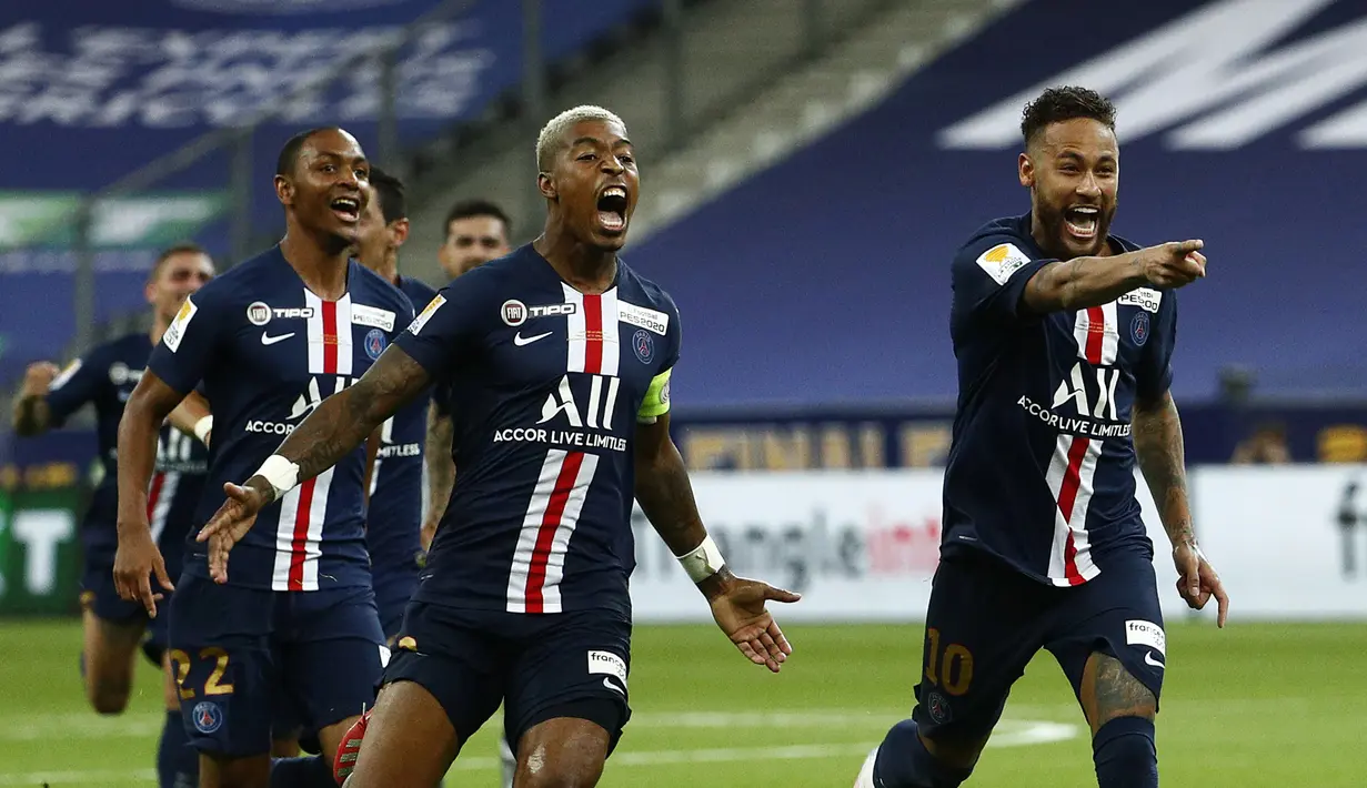 Penyerang PSG, Neymar, merayakan kemenangan atas Olympique Lyon pada final Piala Liga Prancis di Stade de France, Sabtu (1/8/2020) dini hari WIB. PSG menang 6-5 atas Lyon lewat adu penalti. (AFP/Geoffroy Van Der Hasselt)