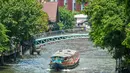 Sebuah perahu berlayar di kanal di Bangkok, ibu kota Thailand, pada 2 September 2020. Bangkok memiliki banyak sungai dan kanal yang berliku-liku, sehingga membuat kota tersebut dijuluki "Venesia dari Timur". (Xinhua/Rachen Sageamsak)