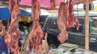 Dua hari menjelang datangnya momen Ramadan 1.444 H/2023, harga daging sapi di sejumlah pasar di kabupaten Garut, Jawa Barat meroket hingga Rp 160 ribu per kilogram (kg). (Liputan6.com/Jayadi Supriadin)