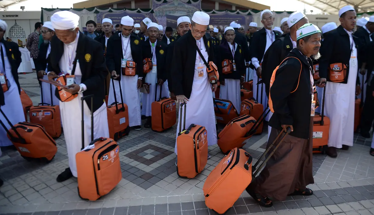 Jemaah calon haji bersiap-siap saat akan bertolak ke Tanah Suci Mekah di Bandara Provinsi Narathiwat, Thailand, Kamis (4/7/2019). Jutaan umat muslim dari penjuru dunia akan bertolak menuju Mekah untuk melangsungkan ibadah haji. (Madaree TOHLALA/AFP)