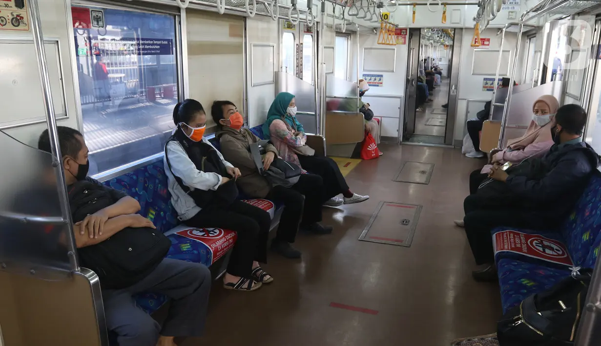 Sejumlah penumpang menggunakan masker di dalam gerbong KRL di Stasiun Bekasi, Selasa (5/5/2020). Pihak Stasiun Bekasi menerapkan jaga jarak antar penumpang, membatasi jumlah penumpang hingga 50% dan membatasi jam operasional dari pukul 06.00 hingga 18.00. (Liputan6.com/Herman Zakharia)