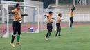 Kiper Timnas Indonesia U-19 saat melakukan latihan jelang Piala AFF U-19 2022 di Stadion Madya, Jakarta, Selasa (21/6/2022). (Bola.com/M Iqbal Ichsan)