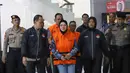 Bupati Sukoharjo Etik Suryani mengenakan rompi tahanan  dibawa menuju mobil tahanan usai menjalani pemeriksaan di Gedung Merah Putih KPK, Jakarta, Sabtu (11/7/2026). (KLY/Arie Basuki)